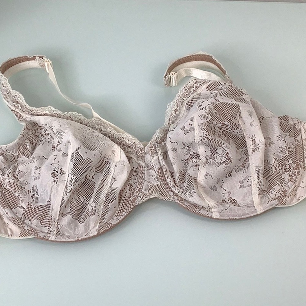 Cacique wired non padded off white lace on nude full coverage bra size 46D EUC